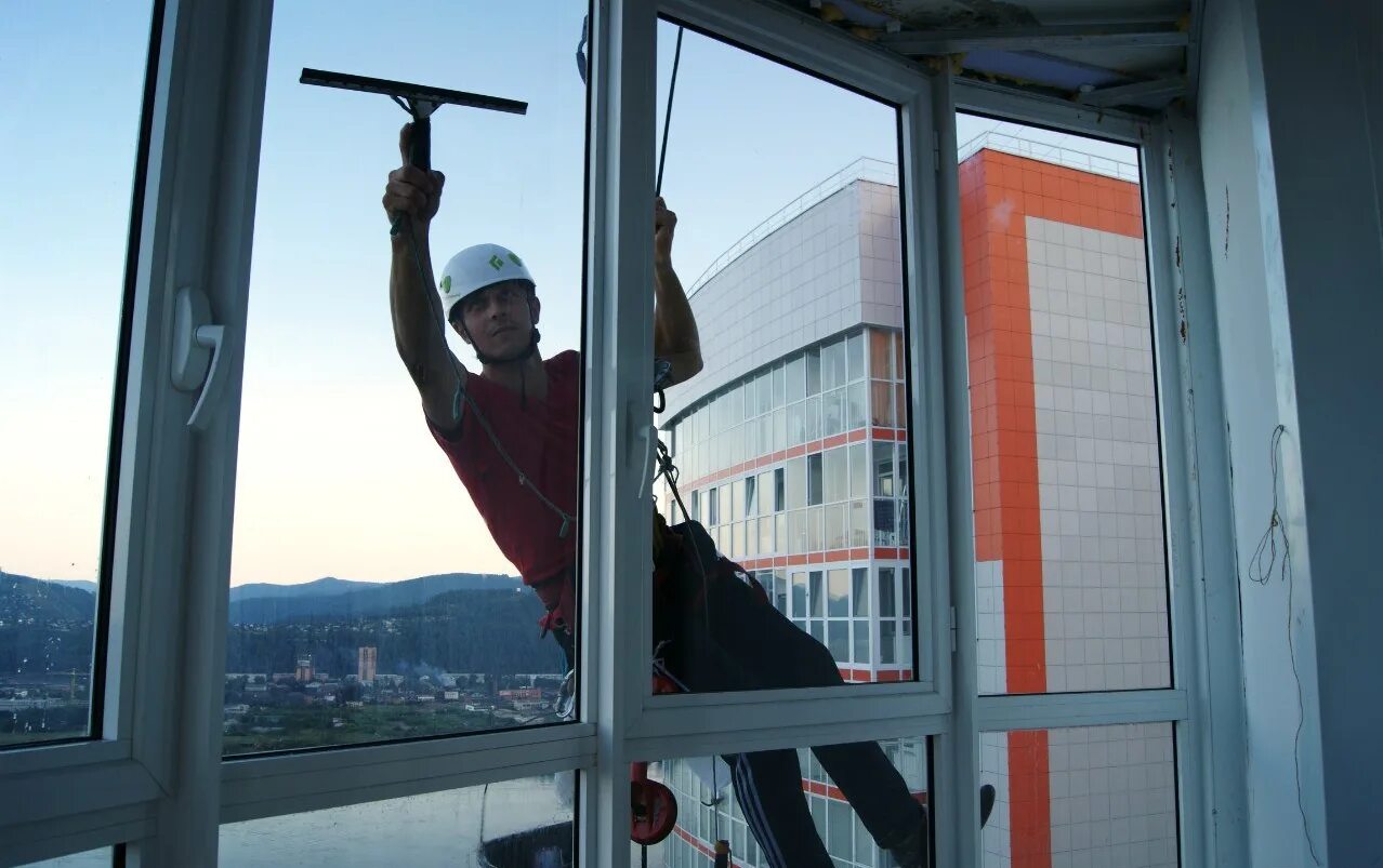 Alpinist yordamida baland bino oynalarini tozalash